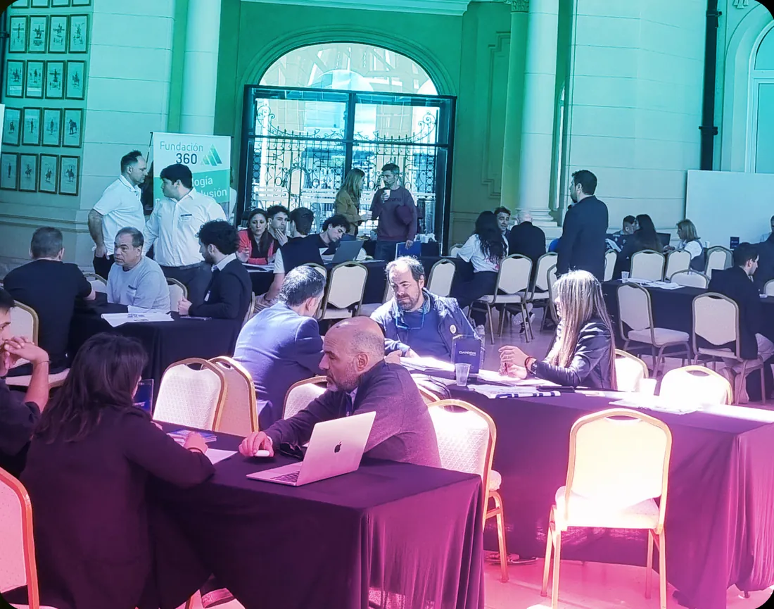 Empresas y proveedores tecnológicos conversando en las mesas de una ronda de negocios de ATICMA