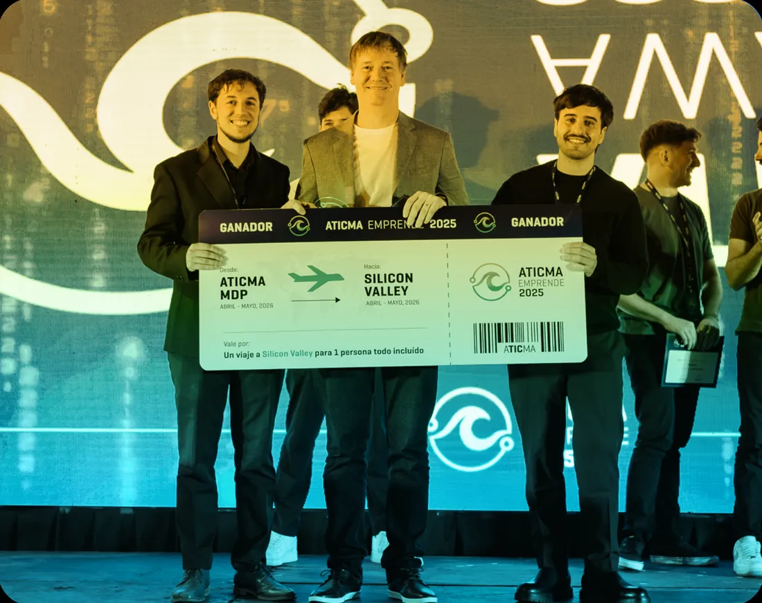 El equipo ganador de ATICMA Emprende 2025 con el pasaje simbólico a Silicon Valley