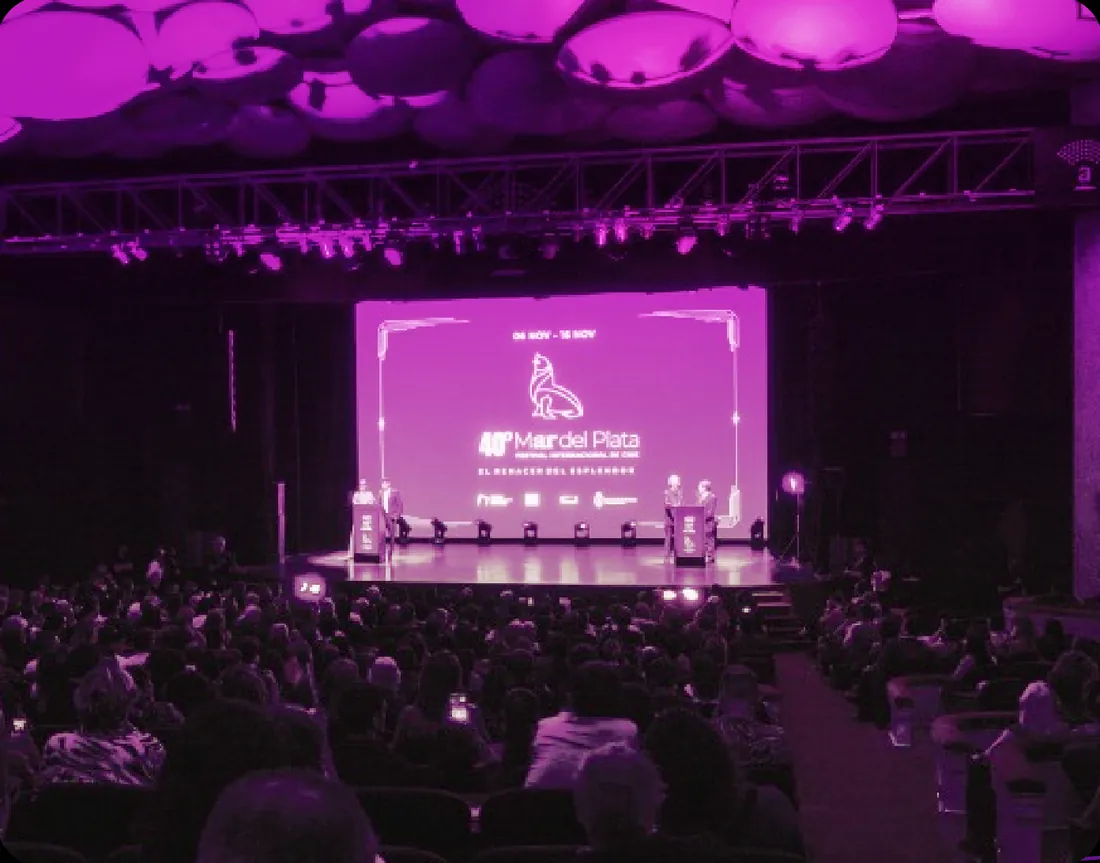 Una sala del Festival Internacional de Cine de Mar del Plata, llena, frente a la pantalla